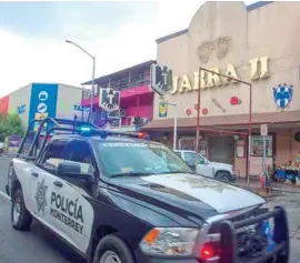  ??  ?? VIGILANCIA. Policía municipal afuera de uno de los bares atacados en Monterrey.