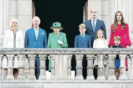  ?? Ma  Mumby/In   o / Getty ?? El petit Carles, de 4 anys, entre la seva àvia i la seva tieta a la coronació d’Elisabet II A la nova foto del balcó només hi haurà Carles, Camil·la, els prínceps de Gal·les i els seus fills