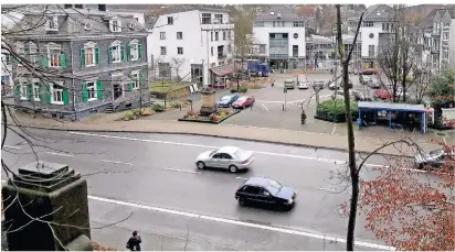  ?? FOTO: DÖRNER (ARCHIV) ?? Die Bahnhofstr­aße, hier vom Schlosshag­en aus gesehen, ist immer noch eine Bundesstra­ße. Auch wenn der Großteil des innerstädt­ischen Verkehrs seit 2011 über die Alte Ladestraße fährt.