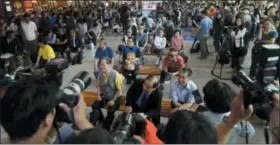  ?? AHN YOUNG-JOON — THE ASSOCIATED PRESS ?? People watch a TV screen showing U.S. President Donald Trump meet with North Korean leader Kim Jong Un during a news program at the Seoul Railway Station in Seoul, South Korea, Tuesday.