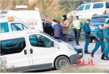  ?? EFE ?? Familiares del niño en el lugar en el que se realizan las labores de rescate.