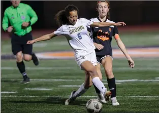  ?? PHOTOS BY KEITH THARP ?? Santa Clara High School’s Logan Morris (6), who scored both of her team’s goals against Los Gatos on Feb. 14, passes the ball to a teammate in a 2-2tie.