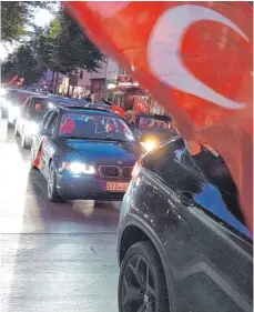  ?? FOTO: DPA ?? In Deutschlan­d lebende Türken feiern den Wahlsieg von Recep Tayyip Erdogan mit zahlreiche­n Autokorsos durch die Städte.