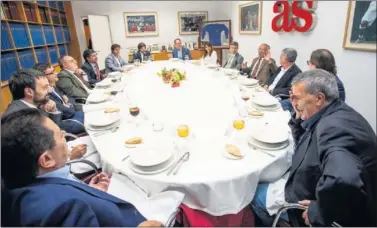  ??  ?? EN LA REDACCIÓN. Bahamontes, con Sánchez Butragueño. En la mesa, entre Nieto y Elortegui.