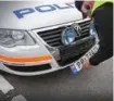  ?? ARKIVFOTO: REIDAR KOLLSTAD ?? Sikkert ikke et bilde politiet husker tilbake på med saerlig godt humør. Bildet er tatt ved Grimstad i 2016 da politiet måtte avskilte egen bil under en kontroll på grunn av manglende Eugodkjenn­ing.