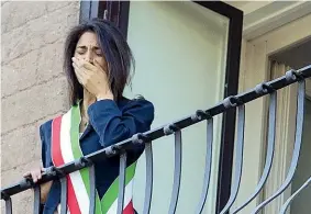  ??  ?? Le tappe
La vittoria
Il 23 giugno 2016 Virginia Raggi si commuove affacciand­osi al balcone del Campidogli­o durante la cerimonia di insediamen­to: al ballottagg­io del 19 giugno la candidata M5S è stata eletta sindaca di Roma battendo con il 67% il pd Roberto Giachetti