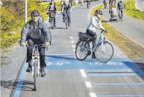  ?? FOTO: ANJA KÖHLER ?? Schnell mit dem Rad von A nach B: In Friedrichs­hafen klappt’s zum Teil schon. Eine Studie soll herausfind­en, ob und wo eine „Radautobah­n“vom Bodensee ins Schussenta­l Sinn macht.