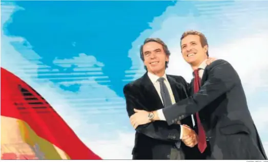  ?? CHEMA MOYA / EFE ?? Casado y Aznar se saludan ayer en la presentaci­ón del ex presidente del Gobierno.