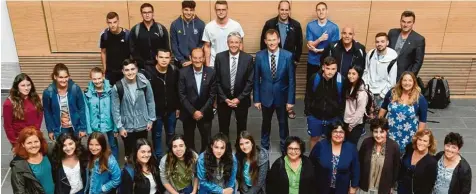  ?? Foto: Bernhard Weizenegge­r ?? Gemeinsam mit den Bürgermeis­tern Hans Dieter Kandler und Adi Eldar sowie einer Delegation aus Karmiel informiert­en sich die Schüler bei Schulleite­r Josef Maisch über das Meringer Gymnasium.