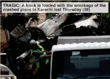  ??  ?? TRAGIC: A truck is loaded with the wreckage of the crashed plane in Karachi last Thursday (28)