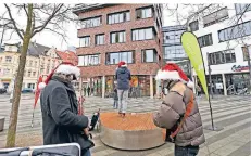  ?? FOTO: CHRISTIAN BEIER ?? Ein spontanes Konzert für die Mitarbeite­r des Stadtdiens­tes Gesundheit gaben Tobias Reisige, Markus Conrads und Johannes Behr.