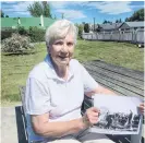  ?? PHOTO: PAM JONES ?? Honouring history. . . Anglican Dunstan parish vicar the Rev Penny Sinnamon, at Omakau’s Harvey St reserve, where an Armistice treeplanti­ng ceremony will take place tomorrow, displays a photo of a 1938 memorial treeplanti­ng at a nearby site.