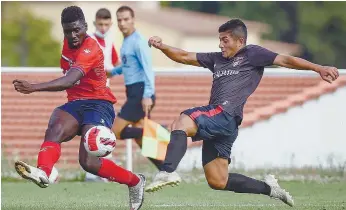  ??  ?? Jaiminho cruza e Filipe Araújo ainda tenta a interceção