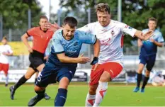  ?? Foto: Horst Hörger ?? Der TSV Neu-Ulm (in Blau, hier Oliver Schlotter), ist im WFV-Pokal schon eine Runde weiter. Er gewann gegen die SF Dorfmerkin­gen.