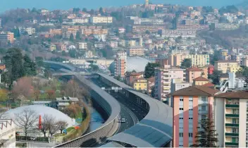  ?? TI-PRESS ?? Il tratto dalla dogana alla rampa di accesso all'autostrada è scoperto