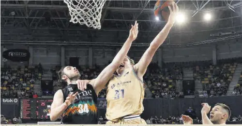  ?? // EFE ?? El Surne Bilbao Basket aprovechó las rotaciones en el Barça para acabar llevándose el triunfo en Miribilla