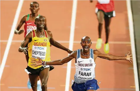  ?? FOTO: RTR ?? Topfavorit Mo Farah (Mitte) uim Ziel des WM-Finales über 10.000 Meter. Joshua Kiprui Cheptegei (Uganda) und Paul Tanui (Kenia) sind geschlagen.