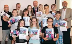  ?? Foto: Daniel Dollinger ?? Die Sieger des Gymnasiums Wertingen beim 64. Europäisch­en Wettbewerb mit Lehrer Wolfgang Schenk (links) und Bundessieg­er Philipp Matzura (hintere Reihe, Zweiter von rechts). Es gratuliert­en Dr. Gerhard Böck (hinten links), Josef Gediga (hinten Mitte)...