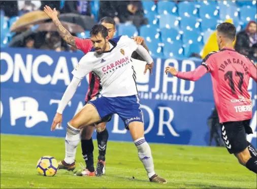  ??  ?? PELEA SIN SUERTE. Borja Iglesias pugna con Aberto. El ‘9’ vivió una noche desafortun­ada en su reaparició­n con el Zaragoza..