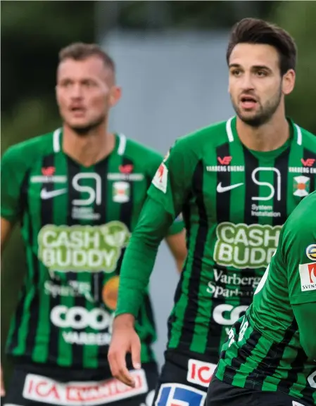  ??  ?? DELAD POTT. Varbergs Hampus Zackrisson och Helsingbor­gs Mikael Dahlberg under en match där Bois ledde med 3–1