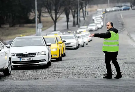  ?? Foto: Michal Šula, MAFRA ?? Had se plazí ze Strahova Podle odhadů iDNES.cz se na Strahově sjelo k protestu asi sedm set vozů taxi. Taxikáři sami tvrdili, že jich je dvakrát tolik. Ve 13 hodin se rozhodli sjet do města a blokovat magistrálu.