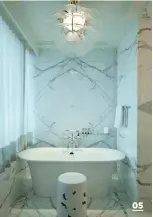  ??  ?? 05 Bright white marble bathroom wrapped in the neoclassic­al style 05