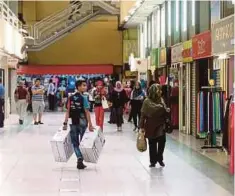  ?? PIC BY
MOHAMAD SHAHRIL BADRI SAALI ?? Shoppers on the ground floor of Ampang Park.