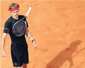  ?? FOTO: IMAGO ?? Nicht immer im Einklang mit seiner Ausrüstung: Alexander Zverev beim Vorbereitu­ngsturnier in Rom – im Finale unterlag er Rafael Nadal.