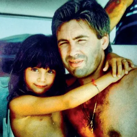  ??  ?? L’album dei ricordiKat­ia Ancelotti da bambina con papà Carlo, all’epoca calciatore della Roma; nei riquadri in basso Katia con il marito Mino Fulco e ancora con il papà, nel giorno del matrimonio