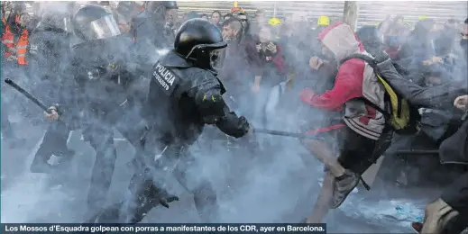  ?? AP / MANU FERNÁNDEZ ?? Los Mossos d’Esquadra golpean con porras a manifestan­tes de los CDR, ayer en Barcelona.