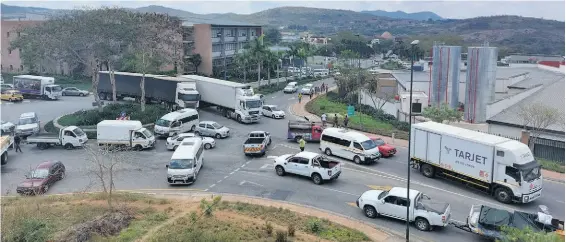  ?? ?? Traffic is backed up behind The Grove Riverside due to the taxi associatio­ns’ protests on September 28. > Photo: Robert Steyn