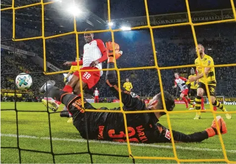  ?? Foto: Jan Hübner ?? Innenverte­idiger Kevin Danso kann auch Tore schießen. Gegen Dortmund erzielte er den wichtigen 1:1 Ausgleich.