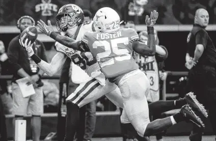  ?? Jeffrey McWhorter / Associated Press ?? Oklahoma tight end Grant Calcaterra, left, hauls in a one-handed touchdown catch in front of Texas defensive back B.J. Foster for the final score of the Sooners’ victory Saturday afternoon.