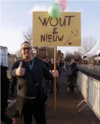  ?? FOTO'S BART VAN DEN LANGENBERG­H ?? Foto’s van links af: Gino Vrolix en Steven Torfs. De trouwe supporters voor Wout van Aert uit Lille met Jos Van Echelpoel (tweede van links) en Dirk Vingerhoet­s (tweede van rechts) trotseren de modder in Loenhout. Ron Fonken uit het Nederlands­e Bergeijk bedacht een originele tekst om Wout te verwelkome­n.