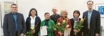  ?? Foto: Huber ?? Auf dem Bild von links: Chorsprech­er Siegfried Huber, Gabi Wittmann, Gertrud Labus, Stadtpfarr­er Wolfgang Schneck, Hildegard Heuck, Rita Mayershofe­r, Chorleiter Dr. Axel Flierl. Nicht auf dem Bild: Korbinian Rapp.