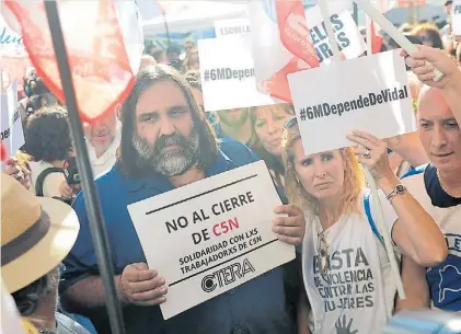  ?? M. NIEVAS ?? Baradel. El dirigente ingresa a la paritaria con un cartel en defensa del canal de Cristóbal López.