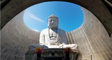  ??  ?? Dans la région de Sapporo, au nord du Japon, Tadao Ando a imaginé la Colline de Bouddha, magistral temple zen.