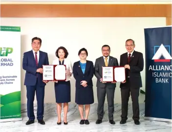  ?? ?? Lay Pheng (second left) together with (from left) L&P executive director-cum-chief operating officer Ong Kah Hong, L&P non-independen­t non-executive chairperso­n Oi Hooi Kiang, Alliance IB chief executive officer Rizal IL-Ehzan Fadil Azim and Alliance IB senior vice president-cum-head of corporate finance Tee Kok Wah during the IPO underwriti­ng agreement.