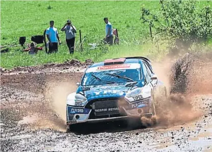  ?? (FOTO RALLY ARGENTINO) ?? El veloz llanero. Tras solucionar un problema en el turbocompr­esor, Villagra dominó el barro.