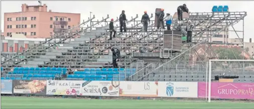  ??  ?? NUEVO ASPECTO. Los operarios dan los últimos retoques a la grada supletoria instalada en el Fernando Torres.