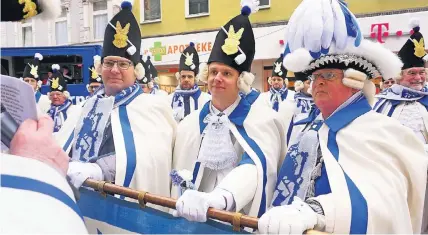  ?? FOTO: UWE MISERIUS ?? Hand auf die Fahne: Günter Schumacher (l), Marco Zilles und Dieter Misére (r.) wurden beim traditione­llen Funkenappe­ll am Samstag in der Opladener Fußgängerz­one feierlich als neue Altstadtfu­nken aufgenomme­n. Ein Video gibt es auf www....