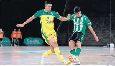  ?? REAL BETIS ?? Raúl Jiménez prueba un disparo ante la oposición de un rival.