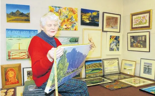  ?? PHOTO: ODT FILES ?? Just right . . . Lois Lawn measures one of the entries for the Mainland Art Awards in 2002.