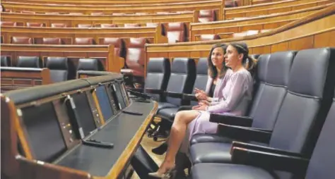  ?? ?? Las dos ministras, ayer solas en el Congreso // JAIME GARCÍA