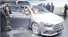  ??  ?? Eine neue Front mit flachem Bug und etwas niedrigere­m Dach charakteri­siert die Mercedes B-Klasse.