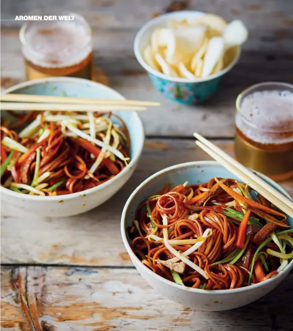  ??  ?? CHAR SIU CHOW MEIN MIT SCHWEINEFL­EISCH Schnell zu kochen und Sie können nicht wirklich viel falsch machen. Probieren Sie es gleich aus!
REZEPTE AB SEITE 116