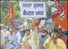  ?? KESHAV SINGH/HT ?? BJP workers during a protest against the Punjab government in Chandigarh on Friday.
