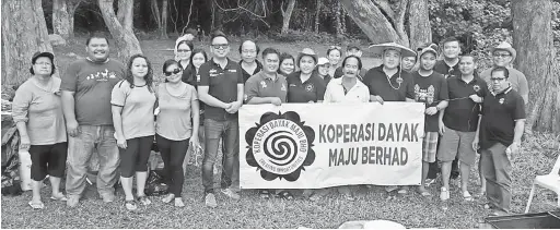  ??  ?? BERSATU: Ahli KDMB dan GADS semasa sesi suai kenal dan majlis pertemuan di Taman Selera di Miri, Sabtu lalu.