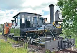  ?? MATTHEW DITCH ?? Right: Davenport 0-4-0 No. 1586 of 1917 and Krauss 0-4-2T No. 4045 of 1899 Sragi No.1 waiting to leave the balloon loop and take the goods train back up the line.