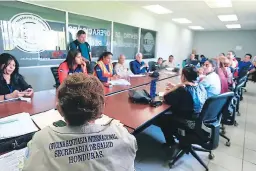  ??  ?? REUNIÓN. El Sinager se reunió para planificar la intervenci­ón en Cofradía.